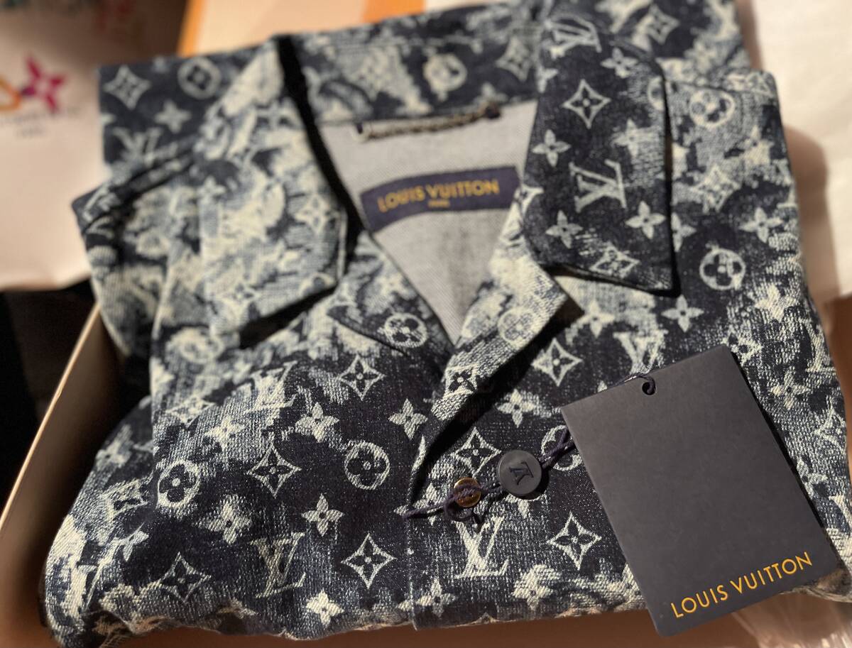 美品　ルイヴィトン　シャツ　モノグラム　総柄　サイズL　グレー ルイヴィトン モノグラム総柄シャツ 美品‼️ - メルカリ