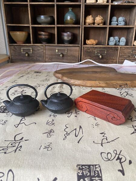 送料無料 ミニチュア鉄瓶 鋳物 鉄器 急須 鉄窯 南部鉄器 台座付 インテリア オブジェ ヴィンテージ 置物 茶道具 レトロ 未使用 飾り物