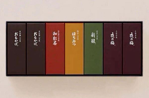 新品 虎屋 とらや 小形羊羹 7本入 夜の梅 おもかげ はちみつ 和紅茶 新緑 老舗 和菓子 帰省 お土産 手提げ紙袋付き 賞味期限2025年9月末
