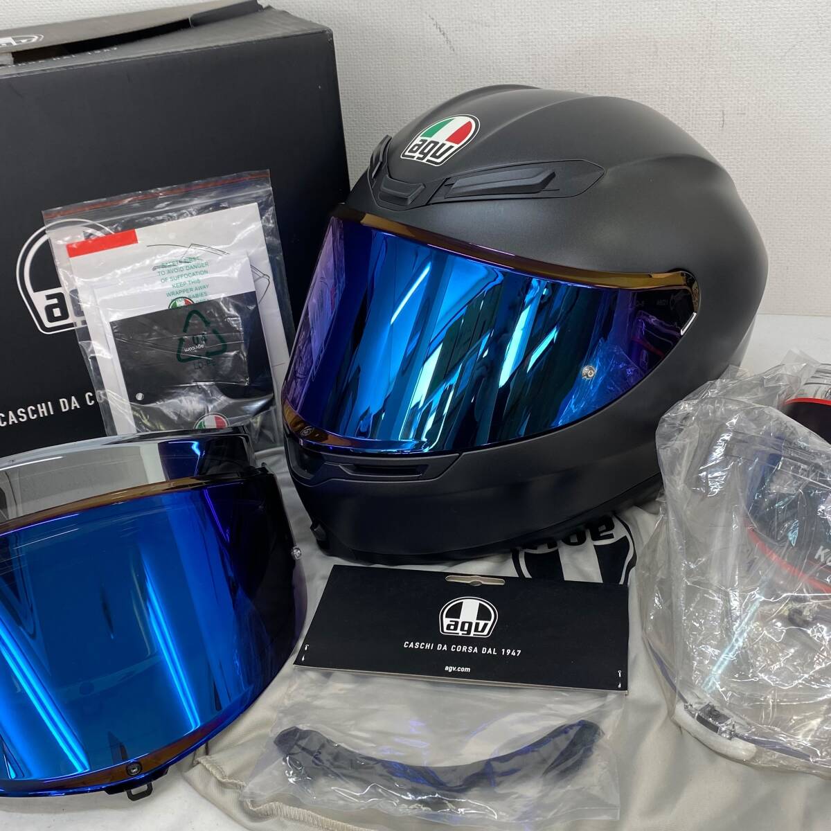 AGV ブラック フルフェイスヘルメット ミラーシールド ヘルメットのミラーシールド・スモークシールドの見え方を解説