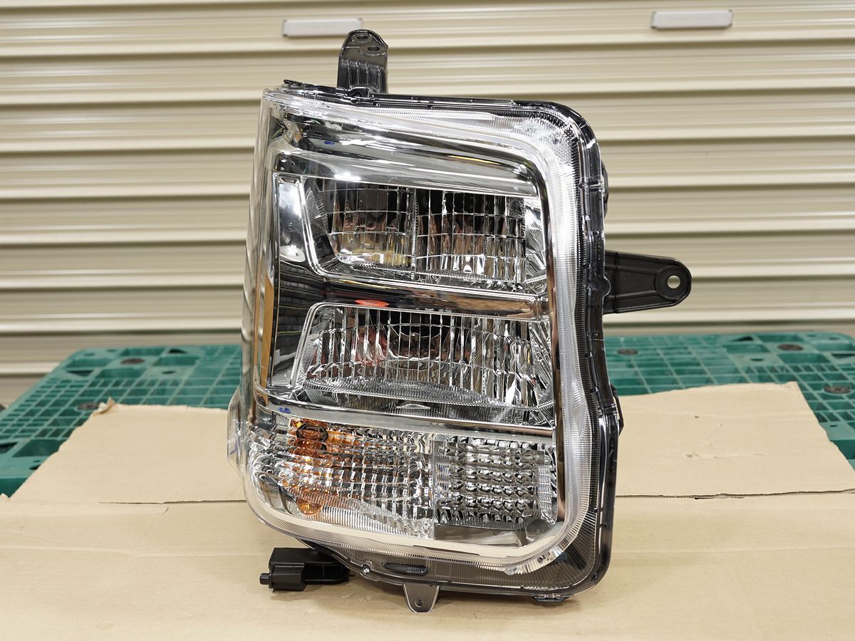 スズキエブリィ da17vヘッドライト 2個セット 未使用　新車外し スズキエブリィ da17vヘッドライト 2個セット 未使用 新車外し