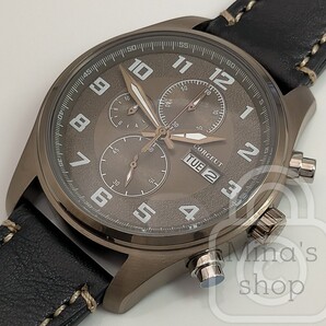 大人の為の上質クロノグラフアビエイター【サンド仕上げ文字盤/新品】デイデイト機能 24時間計 ロンズブラウン/レイヤードブラックレザー