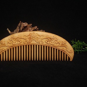 「期間限定セール」彫刻櫛 好運呼び込む 天然柏香木の櫛* 希少で貴重 蓮 免疫力を高める リラックス効果