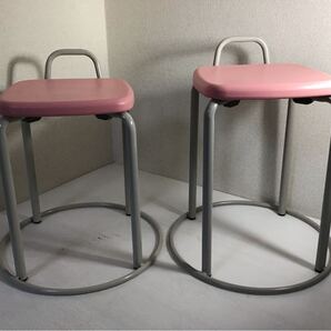 ★美品★ 内田洋行 スタッキング US-842N 丸イス 2脚 ピンク 取っ手付 角座椅子 スツール 樹脂 学校 高さ違い