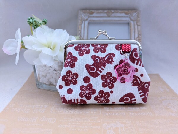 赤べこ柄梅の花エンジ 花チャーム付き 小銭入れや小物入れに ハンドメイド 牛 プレゼントにも がま口ポーチ 匿名配送