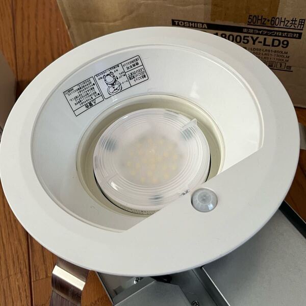 TOSHIBA人感センサー付きLEDダウンライト150Φ