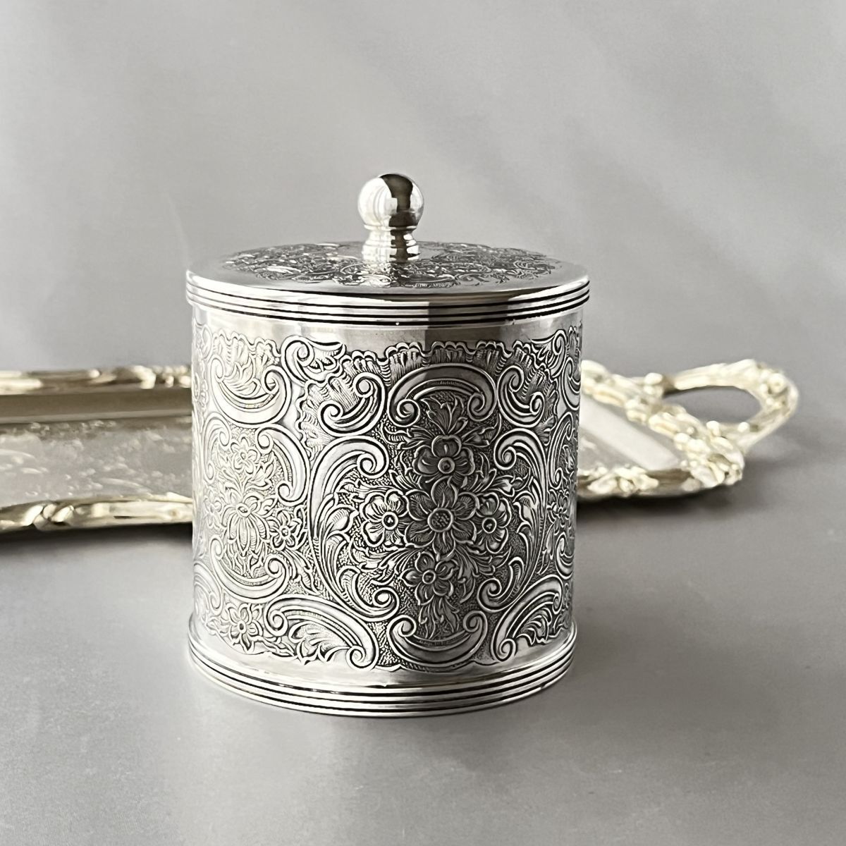 【英国】チェイシングの素晴らしいティーキャディー【シルバープレート】 英国】チェイシングの素晴らしいティーキャディー【シルバー