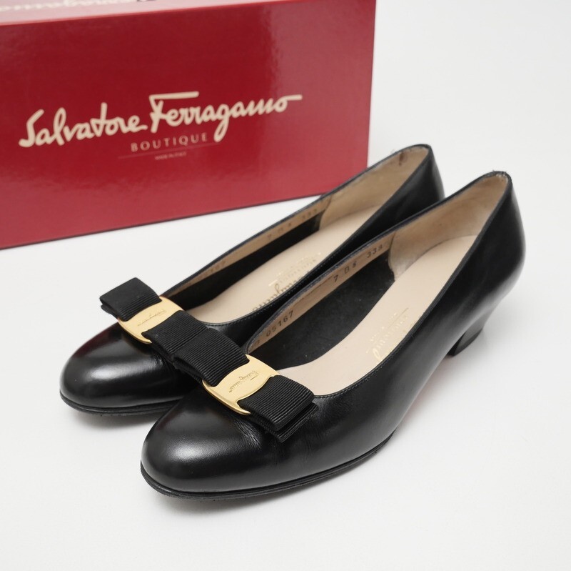 未使用に近い　美品　希少　フェラガモ　VIVA ブラックエナメル　７D 箱付き サルバトーレフェラガモ Salvatore Ferragamo 二つ折り財布