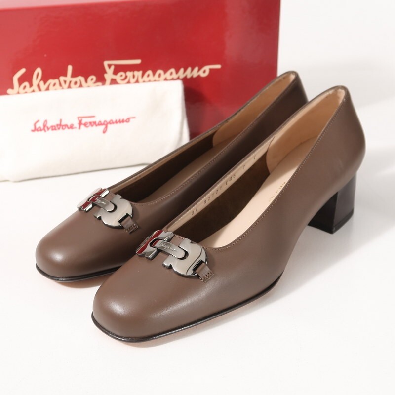 新品未使用✨Salvatore Ferragamフェラガモ　パンプス　ガンチーニ 新品 フェラガモ パンプス 未使用 ブラック 美品 ロゴ金具