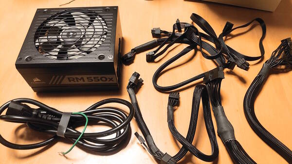 【動作未確認・ジャンク扱い】CORSAIR RM550x CP-9020177 PCパーツ 電源ユニット 550W電源 コルセア