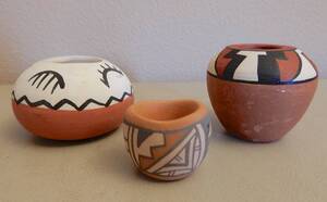 【USA発送★ナバホ】素焼きのミニチュア壺★3個セット★トライブ★ネイティブ★ハンドメイド/ハンドペイント★サインあり