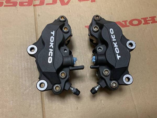 良品☆ZRX1200 DAEGトキコ4PODブレーキキャリパー☆ピッチ62mm☆ダエグ/ゼファー/GPZ900R/GSR400/バンディット1250☆バッド付☆送料無料