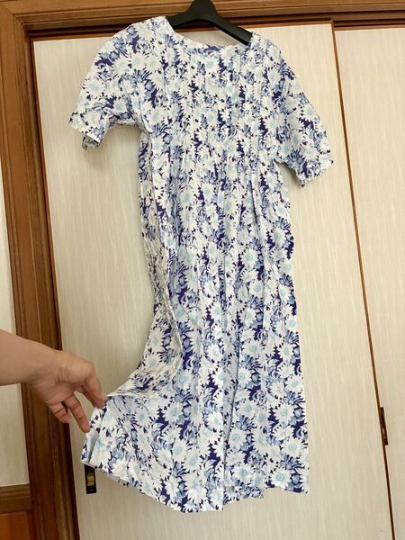 ミセスプリーツ半袖ロングワンピース膝丈ゆったり大きいサイズタグなしLLXL3L綿系素材♪白ホワイトネイビー柄ムームー風サンドレス部屋着