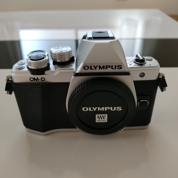 オリンパス OMD E-M10 MarkⅡ ダブルズームキット 単焦点レンズ付き