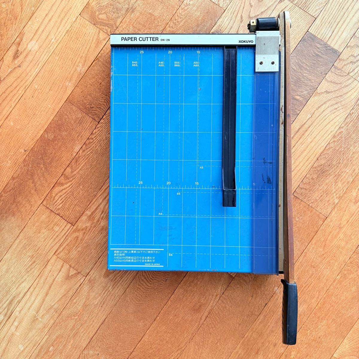 コクヨ ペーパーカッター B4 10枚断裁 DN-2N【新品、未使用】 Amazon | コクヨ ペーパーカッター B4 10枚断裁 固定バー付き DN
