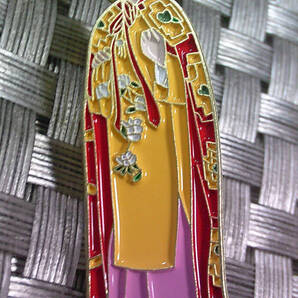 《黄服CN箱入り姫》新品◎お嬢様 美女 プリンセス■古風 香港映画 カンフー■pin■金属ピンバッジ バッチ■ファッション おしゃれ