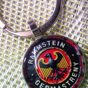 《KY黒鳥GM円型》新品 ドイツ ブラックバード マッスル 金属キーホルダー■サッカー ・ミリタリー◎『鍵や荷物の管理アイテムにどうぞ』