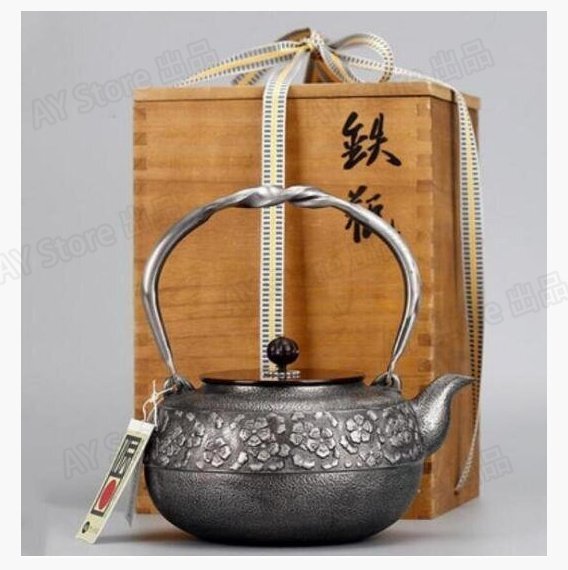 新品の鉄瓶。 Amazon｜岩鋳(Iwachu) 鉄瓶 黒焼付 0.65L 鉄瓶兼用急須 5型新