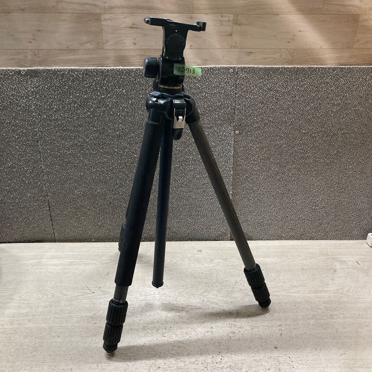 → 中古品3脚 GITZO ジッツオ/三脚(3段)/3段 アルミ 旧型/カメラ関連/Bランク