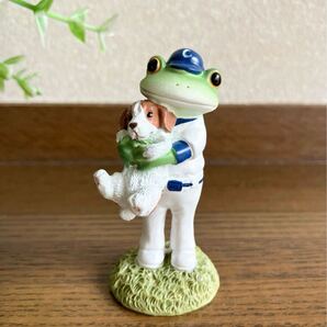 カエルのマスコット♪ Copeau コポー 犬を抱っこするカエル選手 野球選手 大谷選手みたいなカエル かえるの置物