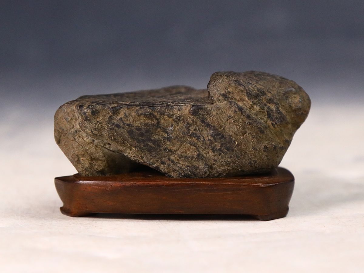 山の形の石の置物 台座付き 天然石 鑑賞石 骨董品 石製 山の形 置物 木製台座付き Yahoo!オークション -「鑑賞石