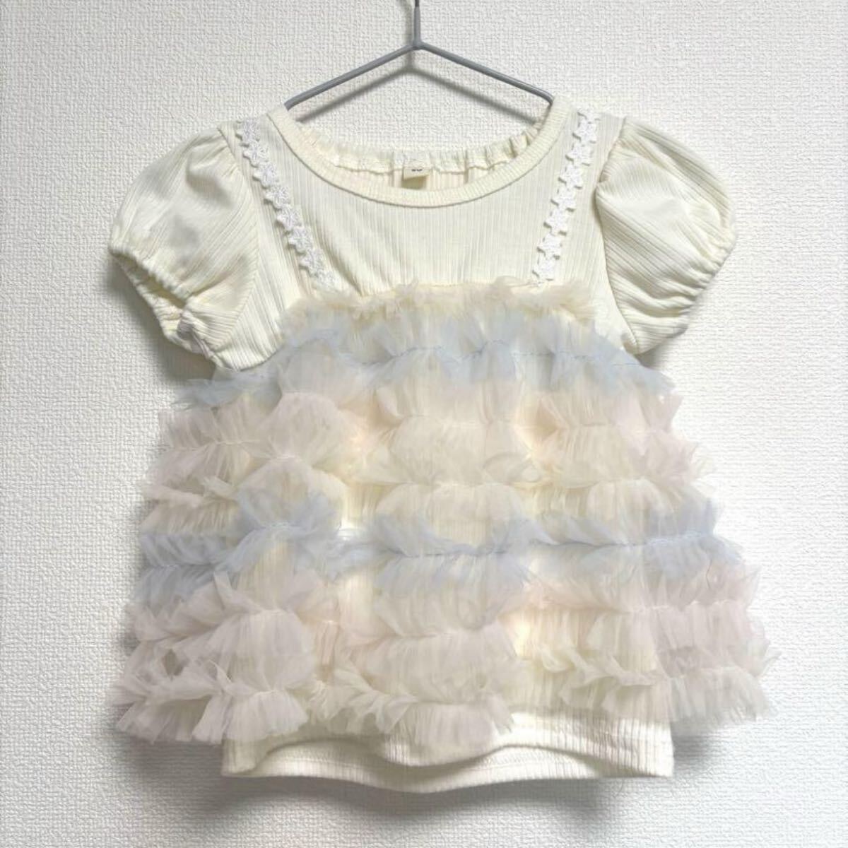 子供服　上下　セットアップ　90サイズ フリル付きクリーム色トップス　ベビー
