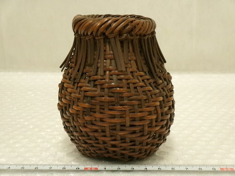 時代物　明治大正期頃　陶磁器花瓶入り　華籠　趣がある竹細工　華道　骨董 籐籠 竹籠 花瓶 水挿し 一輪挿し 竹細工 生け花 華道 昭和