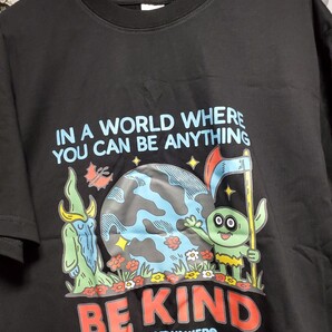 新品│何にでもなれる世界、優しくあれ│不思議な生き物│輸入Tシャツ│海外インポート品│海外サイズS(JP-L)│黒、ブラック