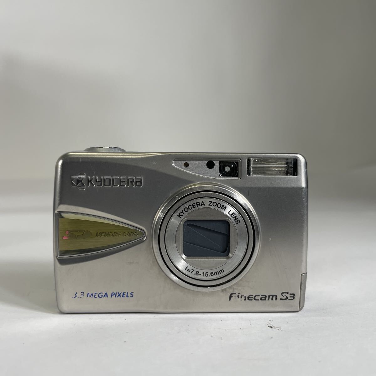 最終 KYOCERA Finecam SL300R シルバー 京セラ コンデジ 京セラ、厚さ15mmのレンズ回転式デジカメ「Finecam SL300R」