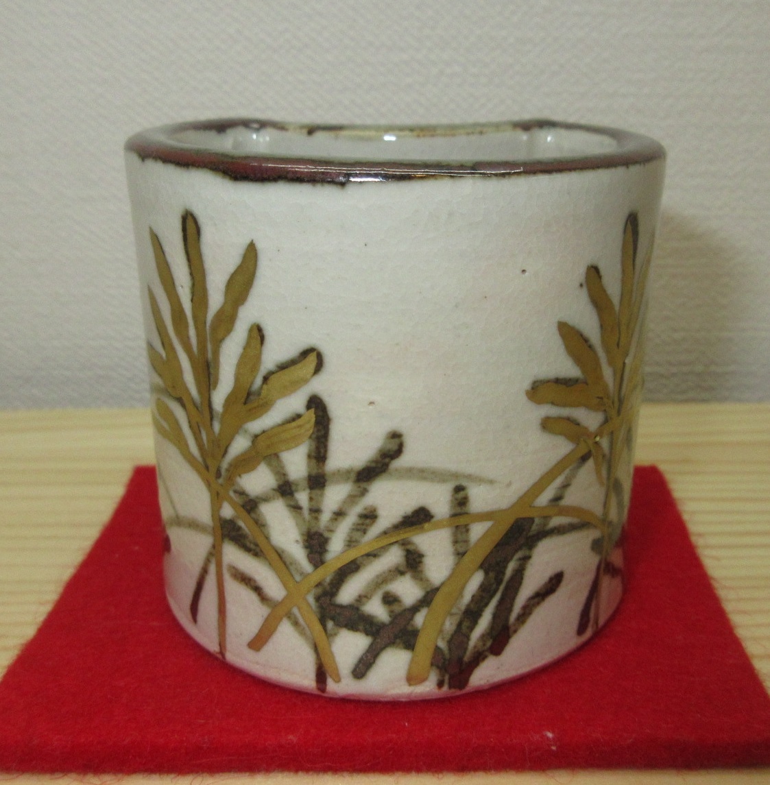 送料込【逢絢亭・新品】茶道具 蓋置 膳所焼 金彩 武蔵野の図 陽炎園 共箱入り 送料込【逢絢亭・新品】茶道具 蓋置 膳所焼 金彩 武蔵野の図 陽炎