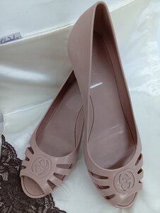 Резиновые сандалии GUCCI Gucci Interlocking, розово-бежевые.