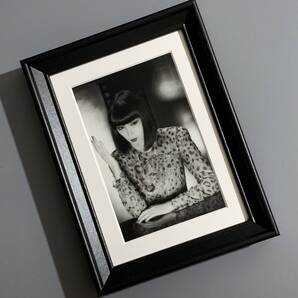 ■山口小夜子■「資生堂 『リバイタル』 広告写真 1981(縮小版)」/2L額装品/スタンド付/復刻版/撮影)横須賀功光/モノクロ G3345