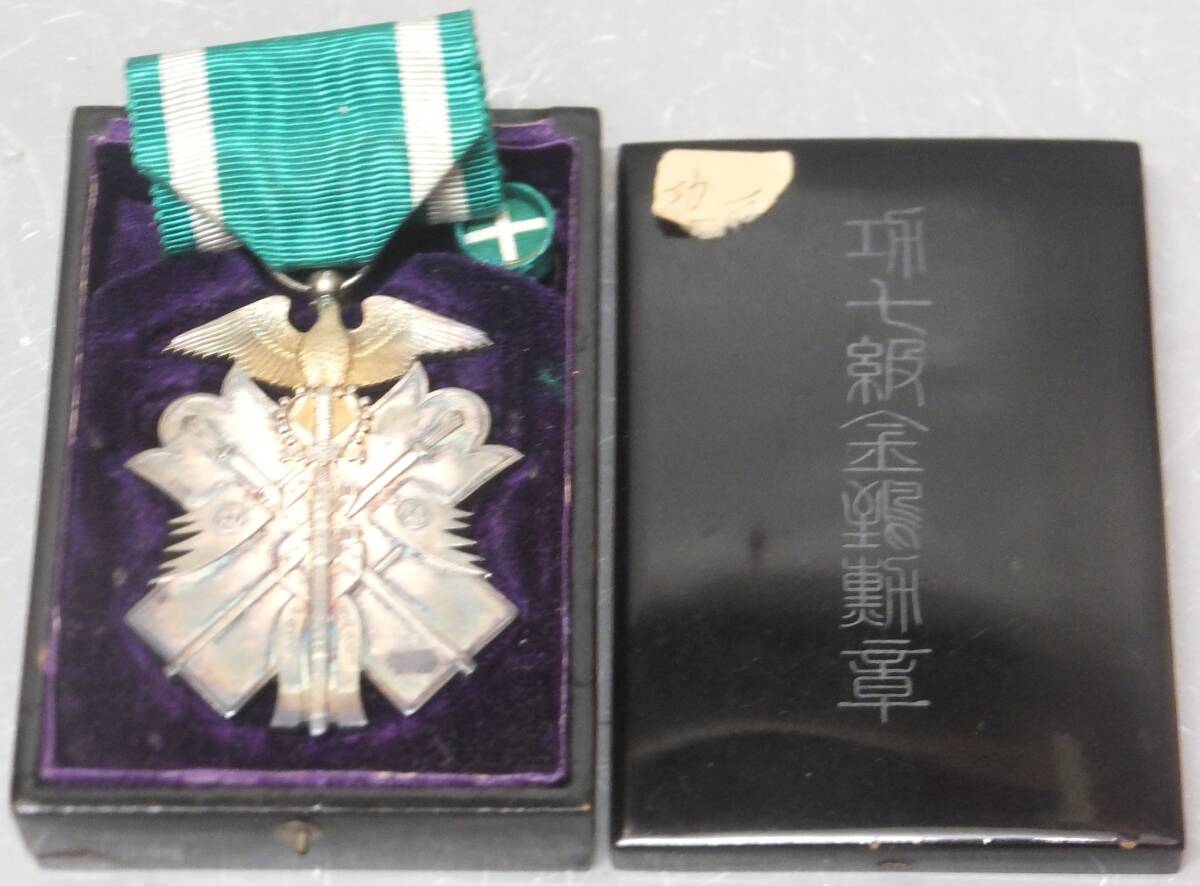 ★実物美品★ 功七級金鵄章/明治期（金文字/黒塗共箱/略章付）/日本軍 送料込 レア 明治初期型】功七級金鵄勲章 明治勲章 初期タイプ 純銀製
