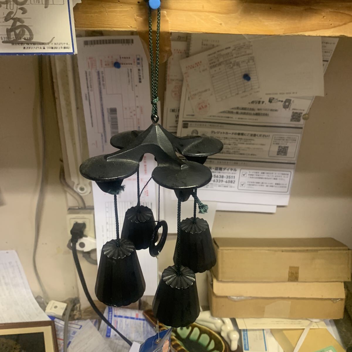 南部鉄器の屋根付き風鈴（未使用品） 南部鉄器の風鈴 かやぶき屋根 田舎家 風鈴 : 日本のおみやげ専門