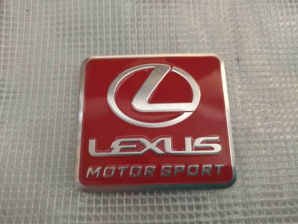 【ゆうパケット送料込】LEXUS(レクサス) エンブレムプレート レッド 縦5.5cm×横6cm アルミ製