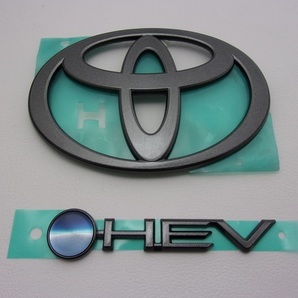 【 ZVW60系/65系 純正PRIUS文字の色に似せた色合い!】現行 プリウス ガンメタリック エンブレム 2点セット(フロントトヨタマーク/HEV文字)
