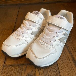 美品 New Balance ニューバランス キッズ スニーカー 合皮レザー マジックテープ 21cm ホワイト YV996L