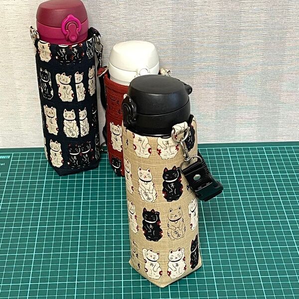 水筒カバー THERMOS 0.5L用 招き猫 ベージュ ハンドメイド 持ち手付き マグボトルカバー 500ml用