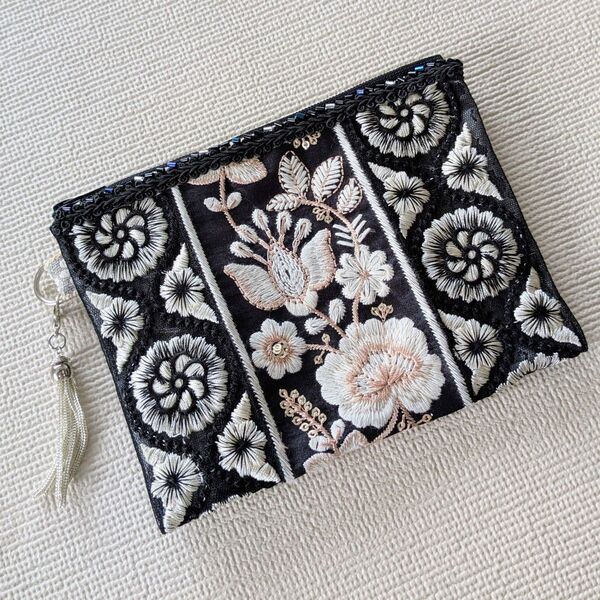 レーシーブラック 91.ブラック系 ハンドメイド インド刺繍リボンポーチ
