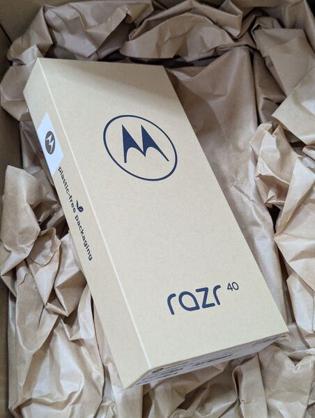 新品未使用 / motorola razr 40 / SIMフリー版 / バニラクリーム / 8GB / 256GB