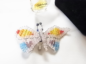 蝶々　バタフライ　ビーズで綺麗に編みこんであるデザイン　カラフルカラー使い　ブローチ▽