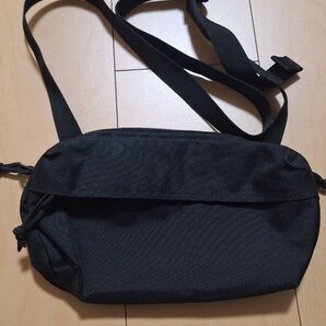 シンプル ショルダーバッグ ブラック コンパクト