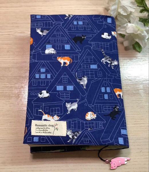 ブックカバー 文庫本サイズ しおり紐付き ハンドメイド 猫柄