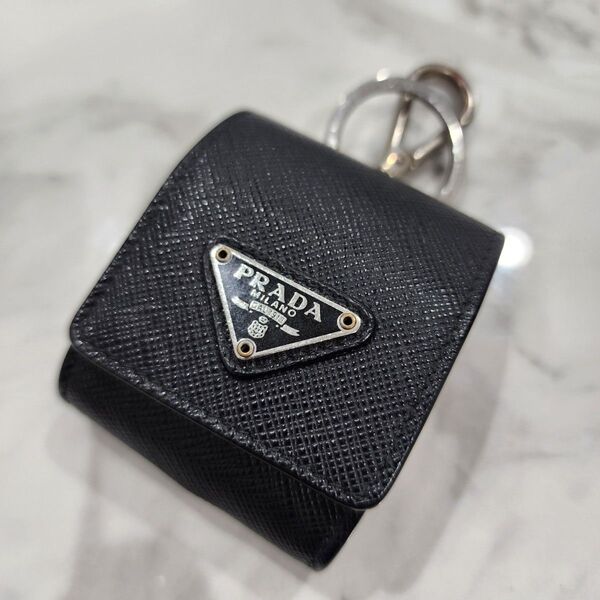 PRADA プラダ キーホルダー レザー チャーム AirPods ブラック サフィアーノ