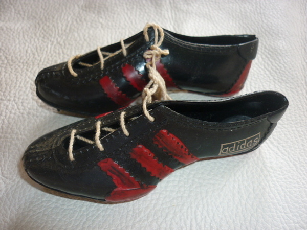 ■非売品 ノベルティ 希少 美品 1960年代　東京オリンピック■アディダス（adidas）　スパイクシューズ 黒に赤3本ライン ミニチュア