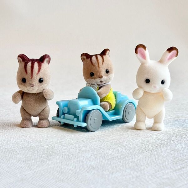 シルバニアファミリー 赤ちゃん3体セット+くるま ショコラウサギの赤ちゃん くるみリスの赤ちゃん 赤ちゃんハウス