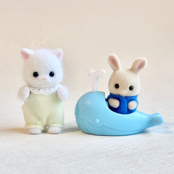 シルバニアファミリー みるくウサギの小さい赤ちゃんとくじらのボート+ペルシャネコの赤ちゃん 赤ちゃん2体セット
