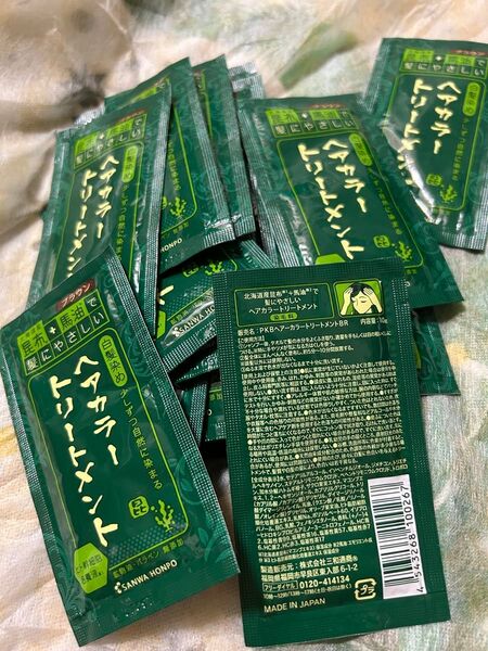 【新品】昆布+馬油 ヘアカラートリートメント(ブラウン) 10gx20包 白髪染め