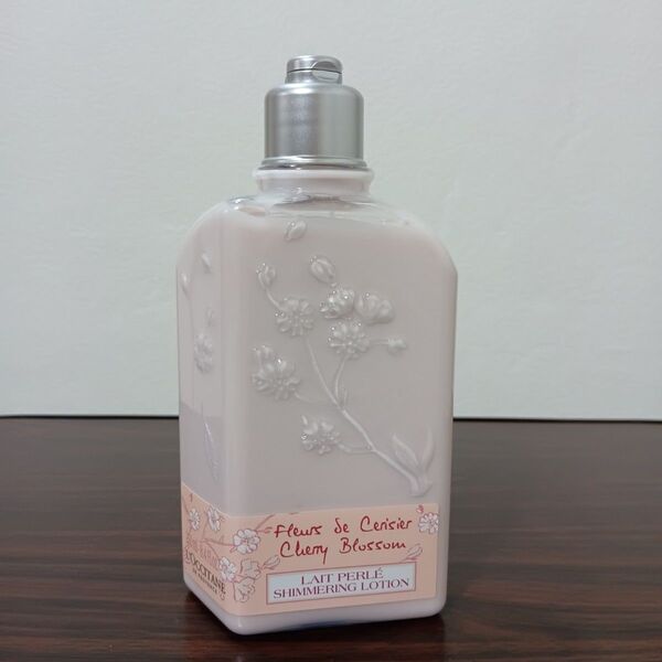 8-27 ロクシタン チェリーブロッサム シマーリングボディミルク 250ml