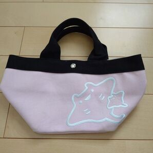 マンタが特徴のピンクと黒のトートバッグ。